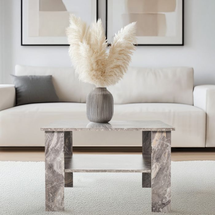 Fyrkantigt vardagsrumsbord med en andra nivå som avställningsyta. Bordet är helt i grå marmorlook.