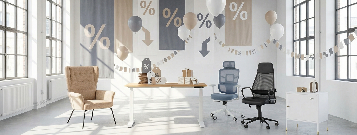 Olika kontorsstolar och kontorsmöbler som är på rea står i ett vitt, enkelt rum och ballonger med procenttal svävar i taket.